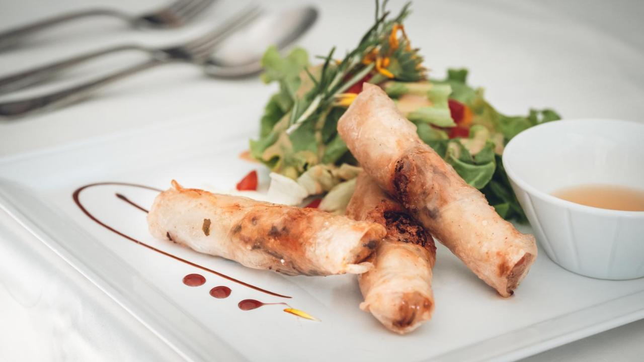 Logis Hotel Restaurant & Pizzeria Vuillot Cuiseaux Exterior photo